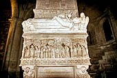 Monastero di Poblet, la chiesa. Sarcofago di re Martino I el Human, ultimo re di Catalogna e Aragona.